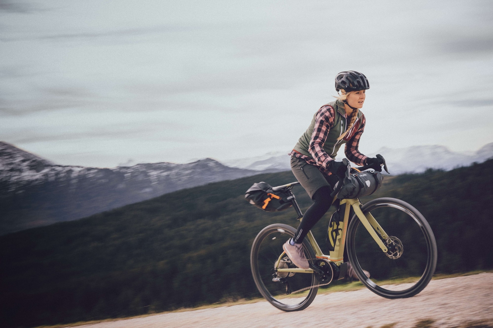 Entdecken Sie das Gran Gravel 6 Fahrrad, ideal für anspruchsvolle Offroad-Abenteuer. Erleben Sie hochwertige Perfor