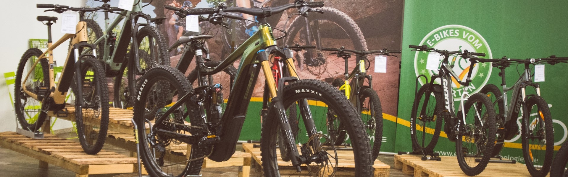 e-bikes stehen in der emotion e-motion e-bike Welt in Sankt-Wendel zum Ghost Cup.