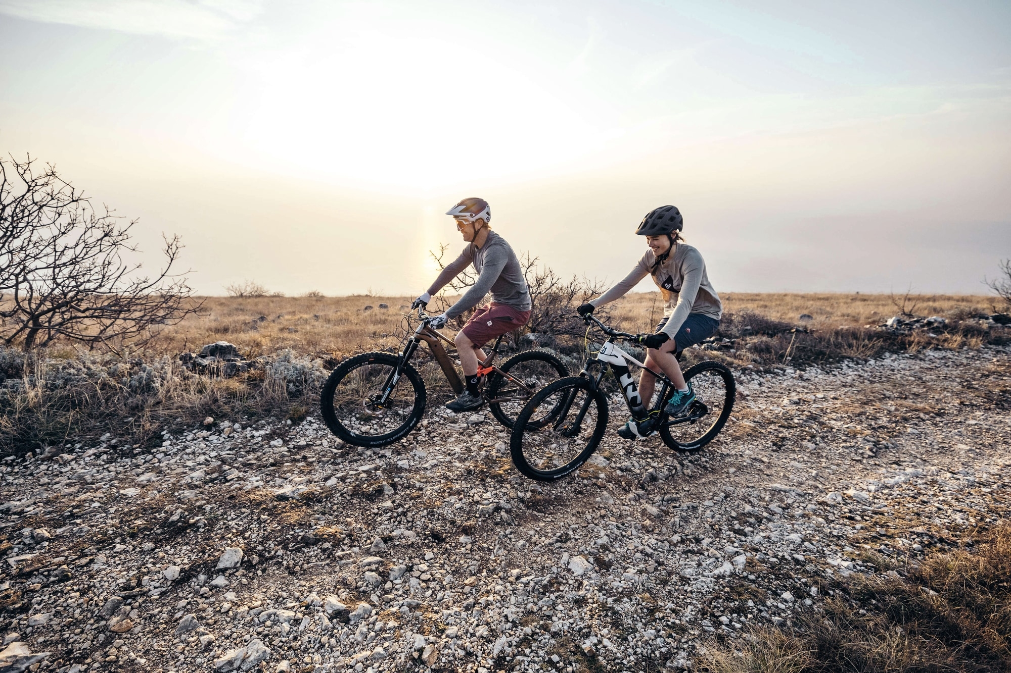 Erleben Sie unvergessliche Abenteuer mit dem Mountain Cross 7 und Light Cross 6 E-Bikes. Ideal für anspruchsvolle O