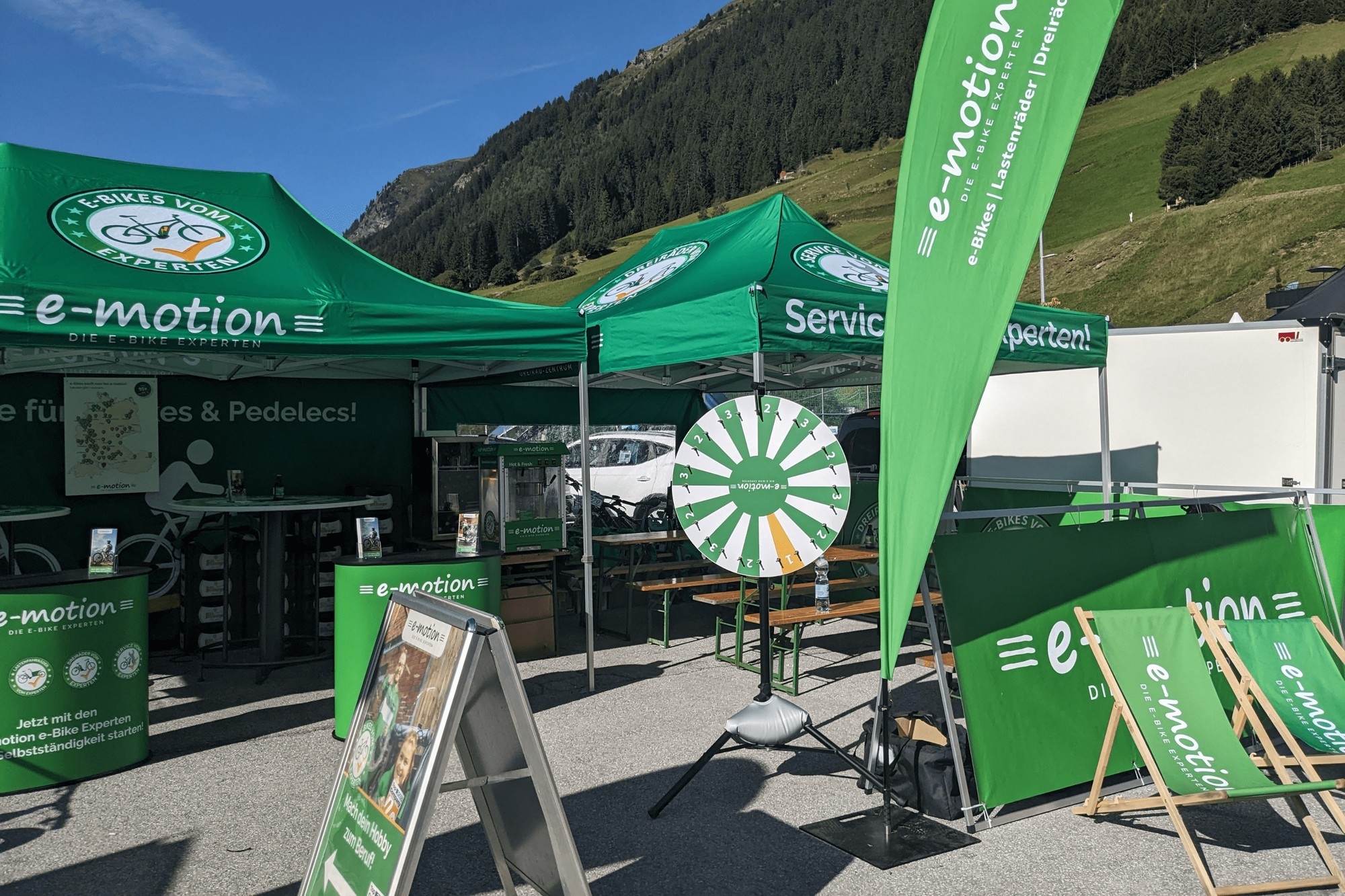 Das Bild zeigt den Stand von e-motion auf der E-Bike WM 2023.