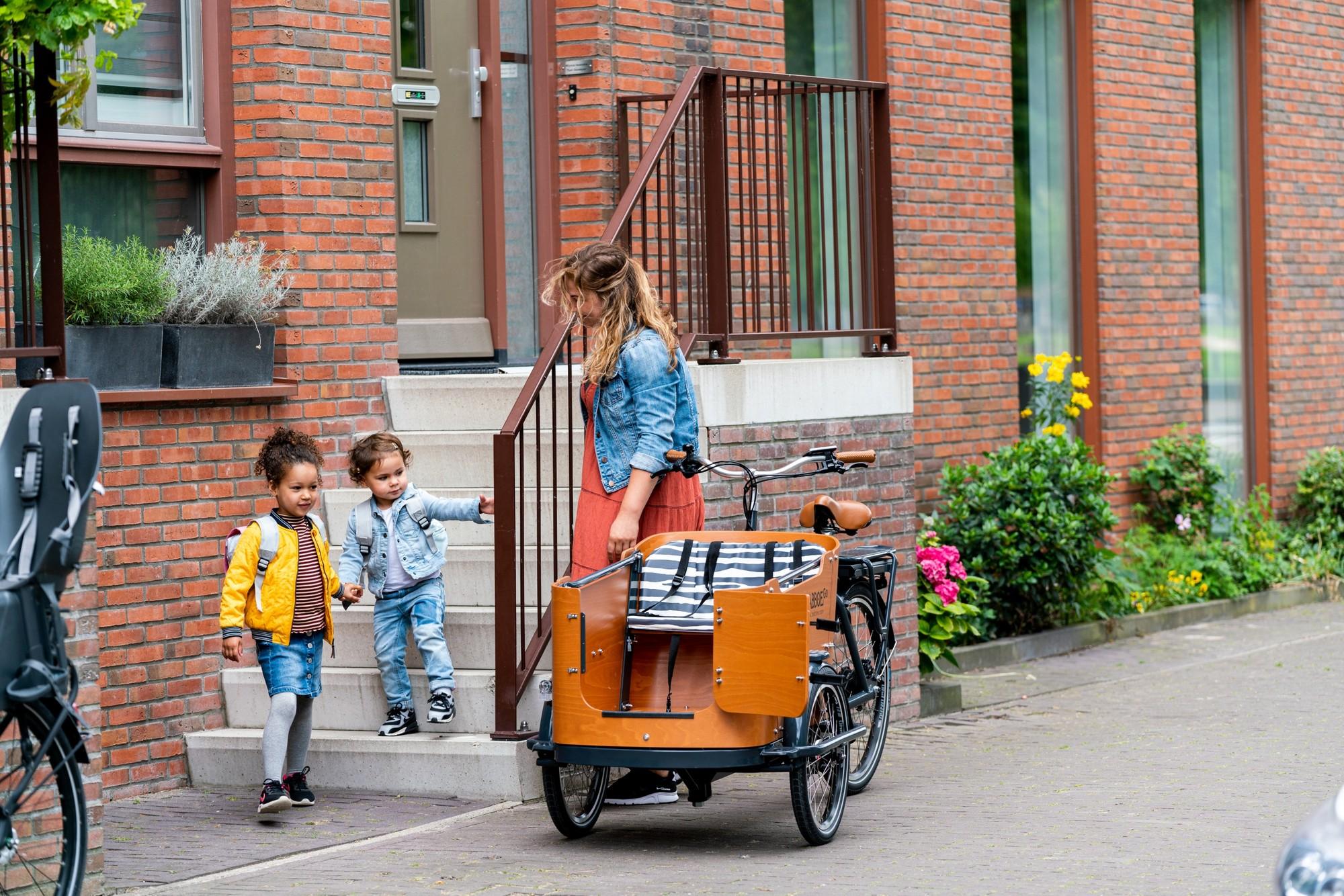 Das Bild zeigt ein Babboe mit Kissen für Kinder