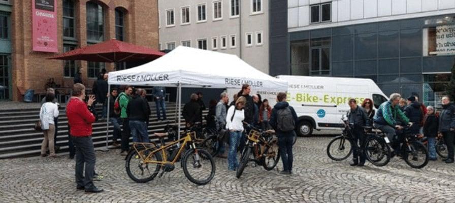 Riese & Müller E-Bike Präsentation mit Besuchern und Zelten