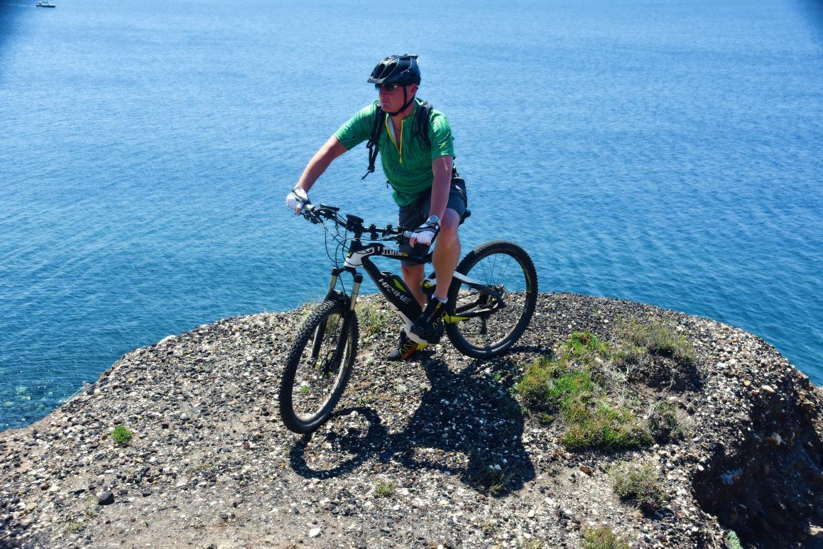 Auf dem Bild ist ein E-Bike Fahrer zu sehen, der auf einem 2016er Haibike XDURO AllMnt RX sitzt.