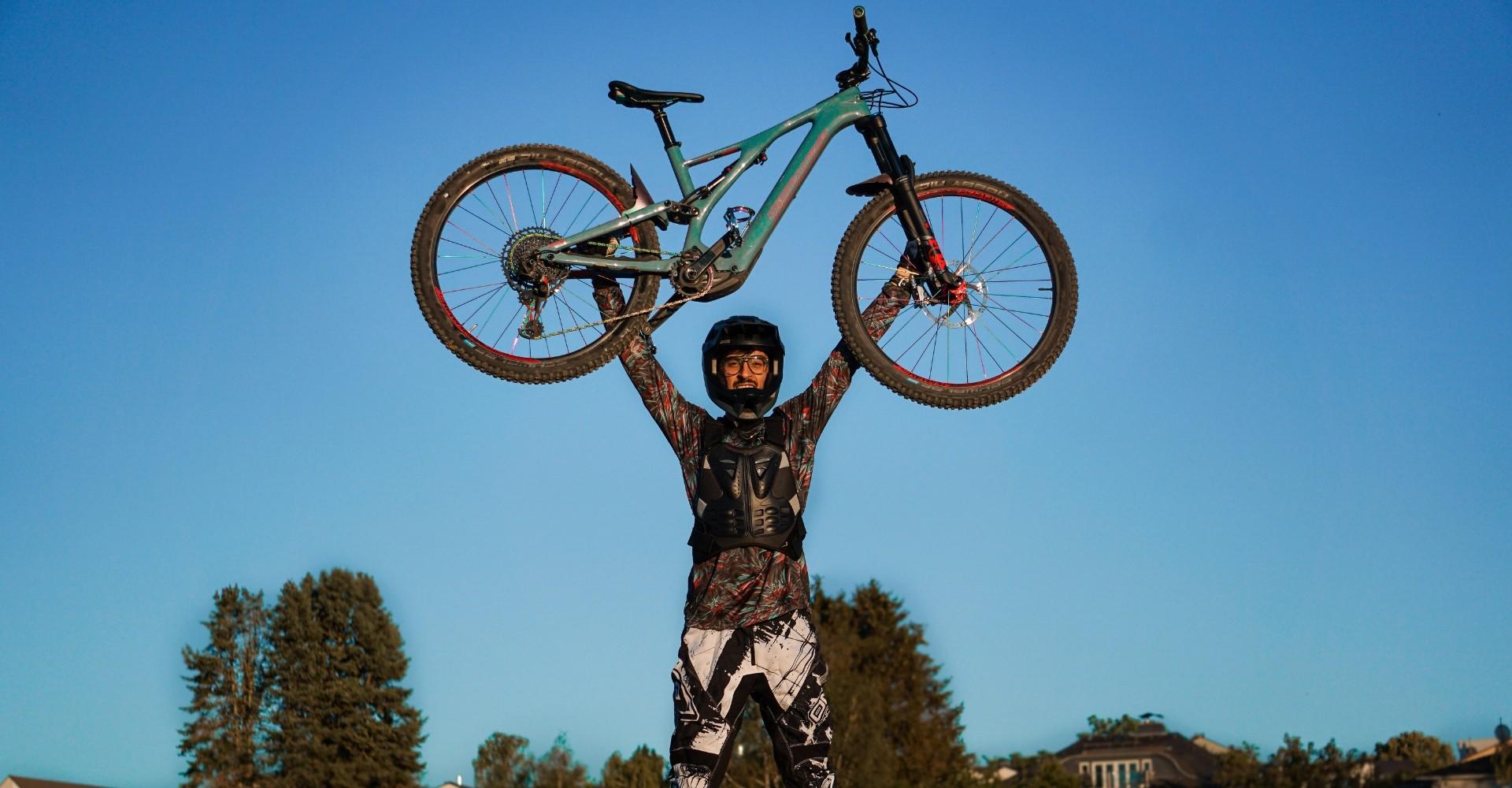 Sabatino hebt das Specialized Levo SL Comp Carbon e-Bike in die Luft