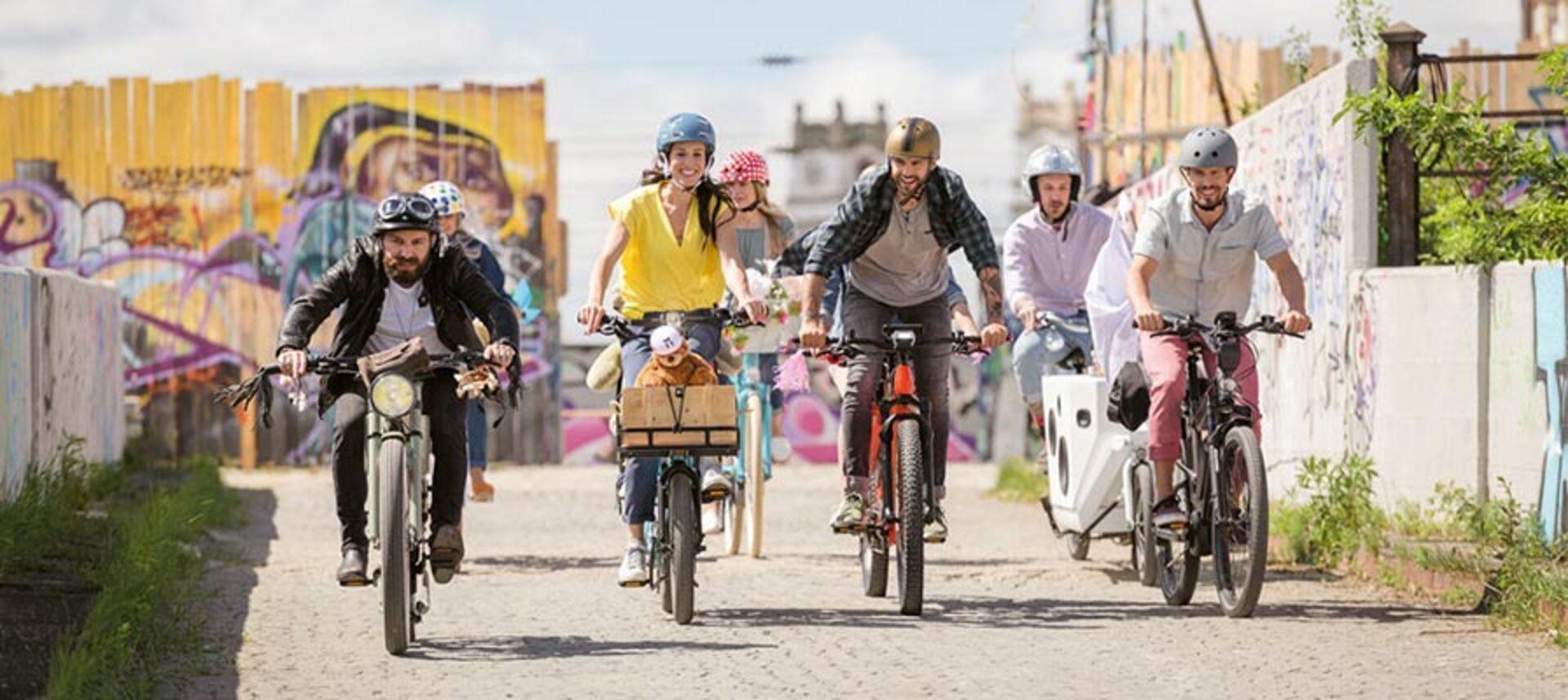 Das Bild zeigt eine Gruppe von sechs Radfahrern, die auf e-Bikes mit Bosch Antrieb unterwegs sind,