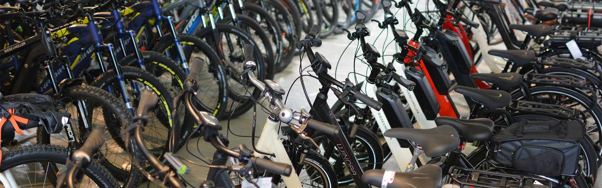 Das Bild zeigt eine Innenansicht des Fahrradgeschäfts in Saarbrücken, das eine große Auswahl an E-Bikes präsentiert