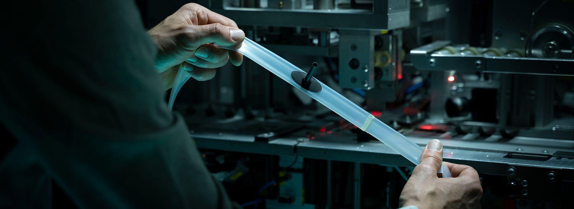 Schwalbe Innovation, ein Mann hält einen Aerothan Tubes Thermoplast-Schlauch