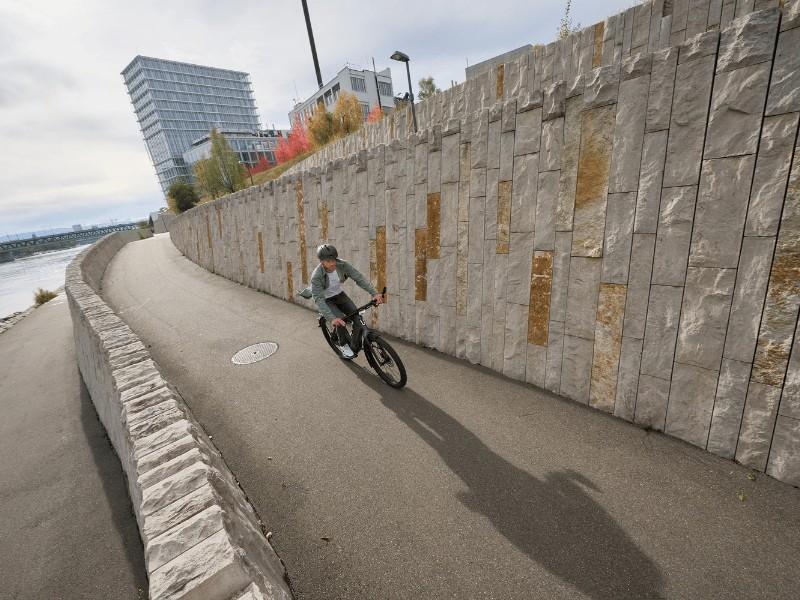 Ein Mann fährt entlang eines langen Radweges mit einem Stromer S-Pedelec