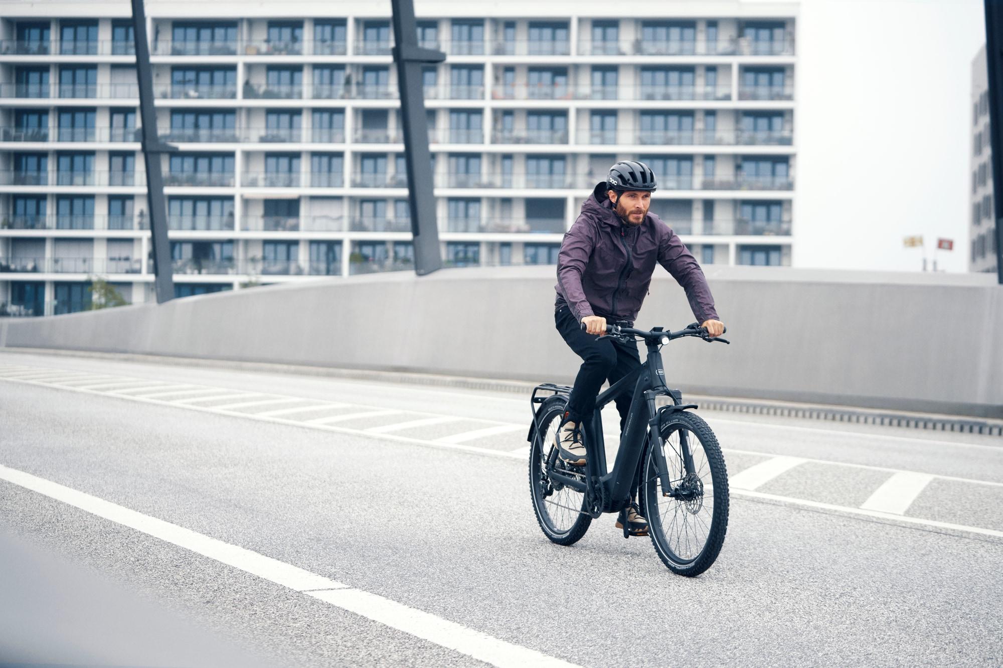 Entdecken Sie das Riese & Müller Charger4 MY22, ein Spizen-E-Bike für moderne Pendler, ideal für urbane Strecken.