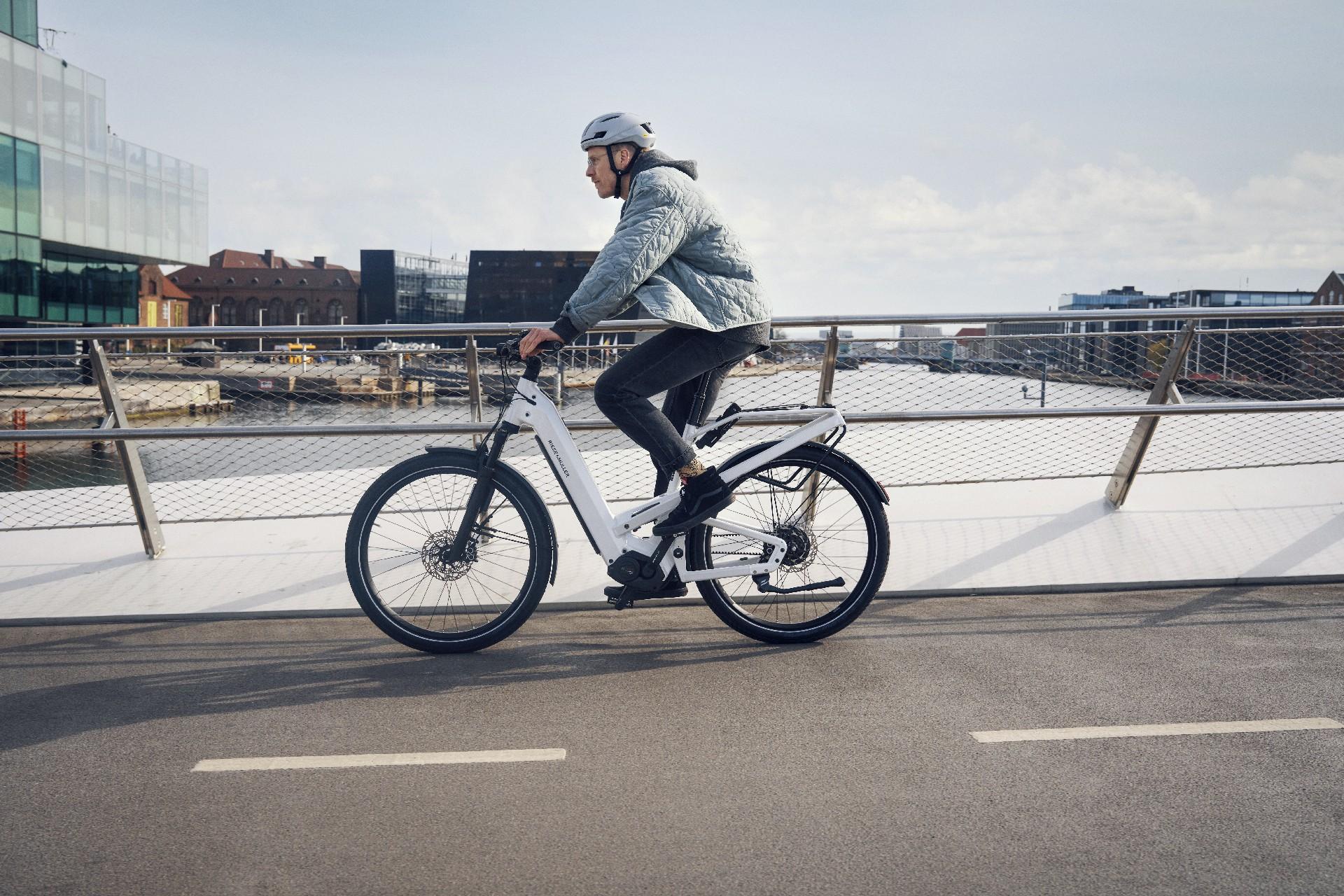Person fährt mit dem Homage4 e-Bike die Straße entlang