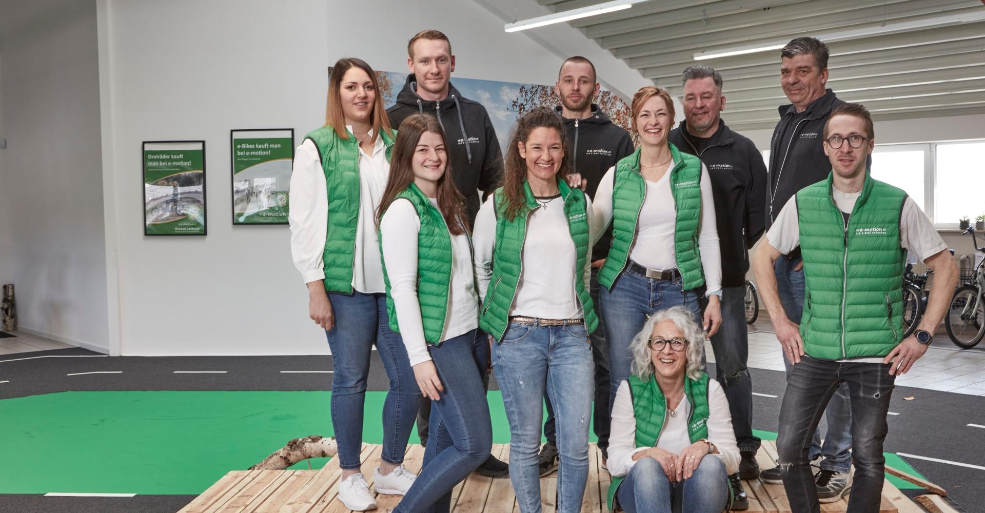 Ein Teamfoto e-motion e-Bike-Welt Fuchstal in 2022 vor einer Teststrecke