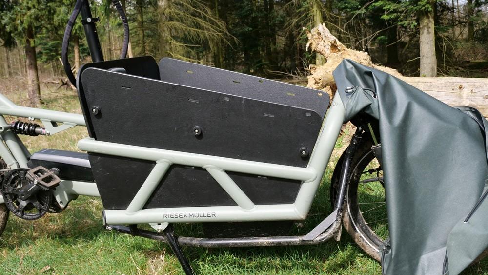 Das Bild zeigt ein Riese & Müller Lastenrad, das für den Transport von Lasten konzipiert ist.