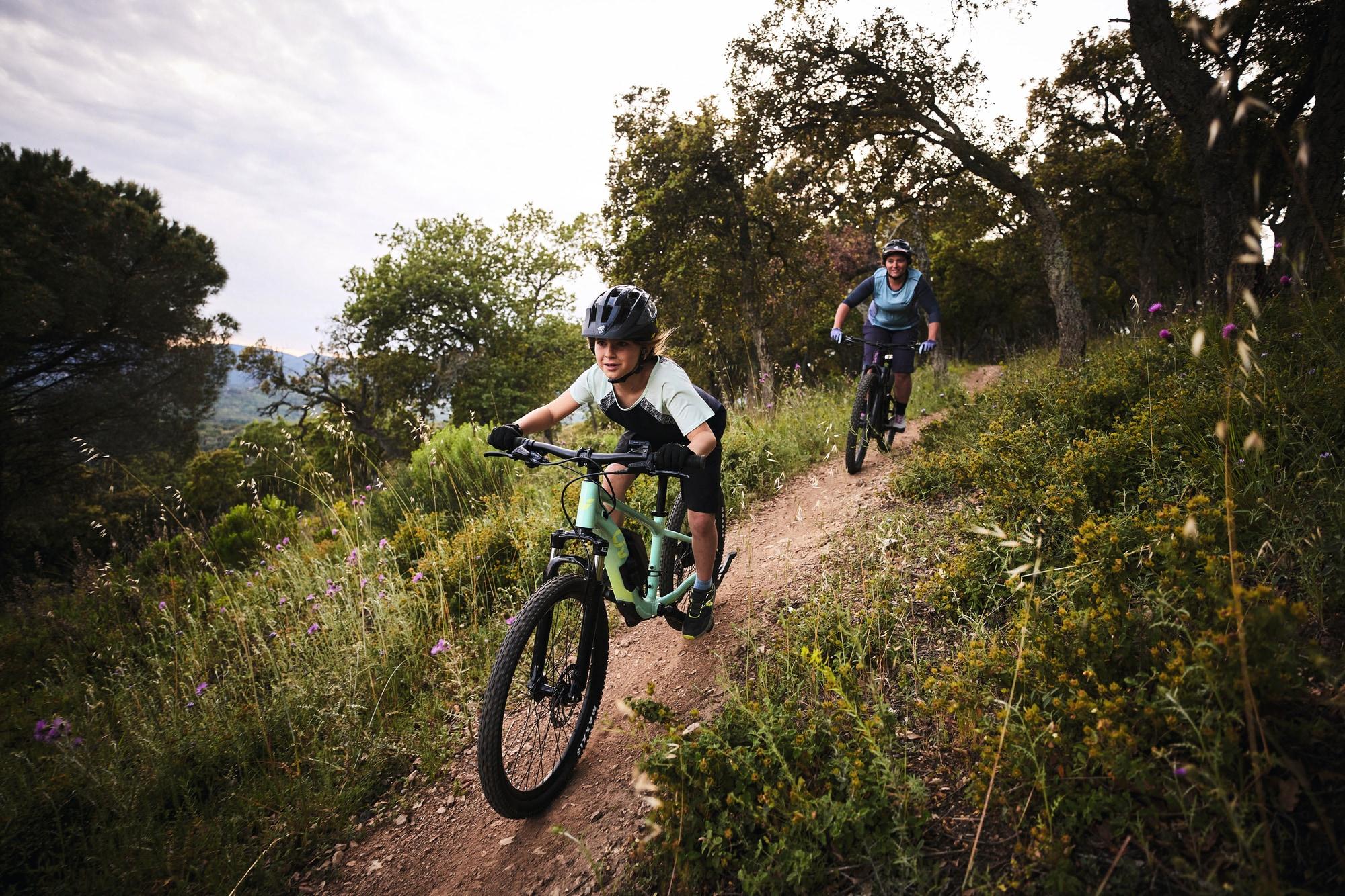 Entdecken Sie den Fahrspaß mit Liv Mountainbikes für Kinder in der freien Natur. Perfekt für junge Abenteurer!