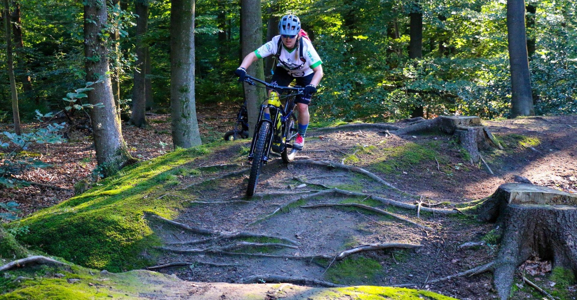 Testfahrerin Jenny fährt mit dem Husqvarna Hard Cross 6 durch den Wald