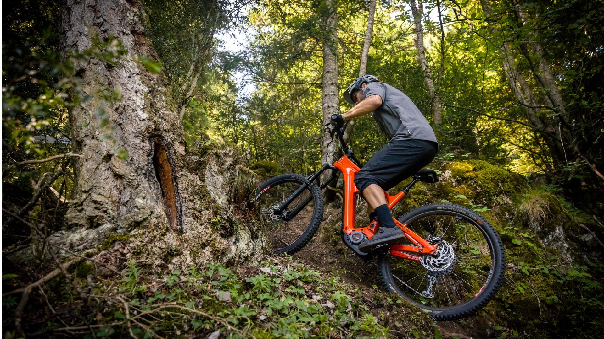 Mann fährt mit seinem e-Mountainbike einen Steilhang hoch,