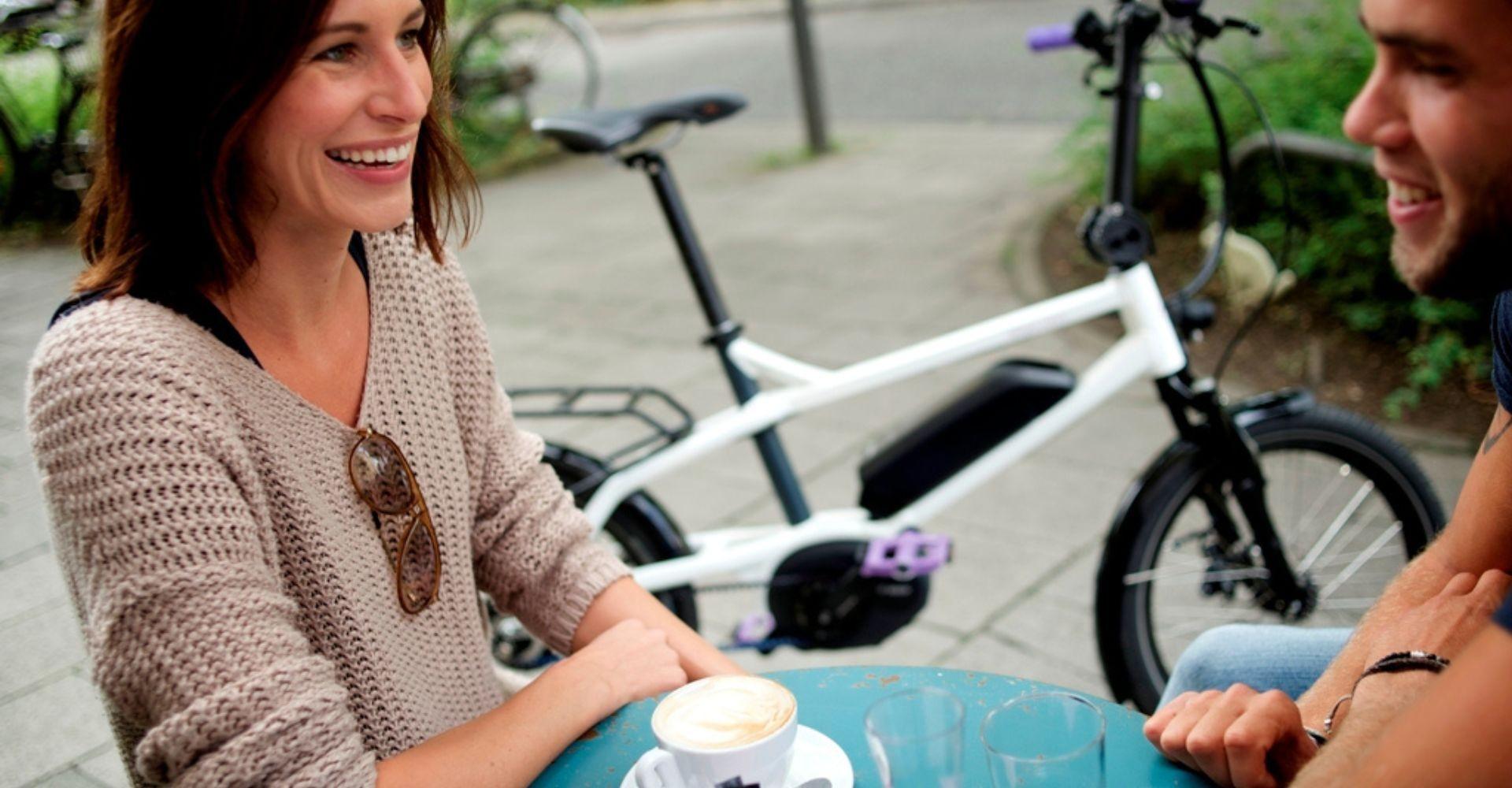 Das blueLABEL Pony steht in urbaner Umgebung als kompaktes e-Bike für die Stadt.