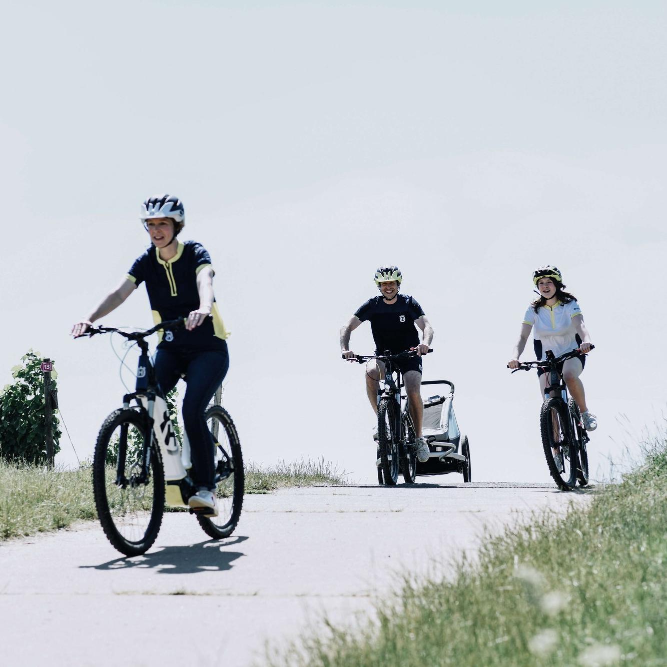 Drei Husqvarna e-Biker fahren durch die Natur