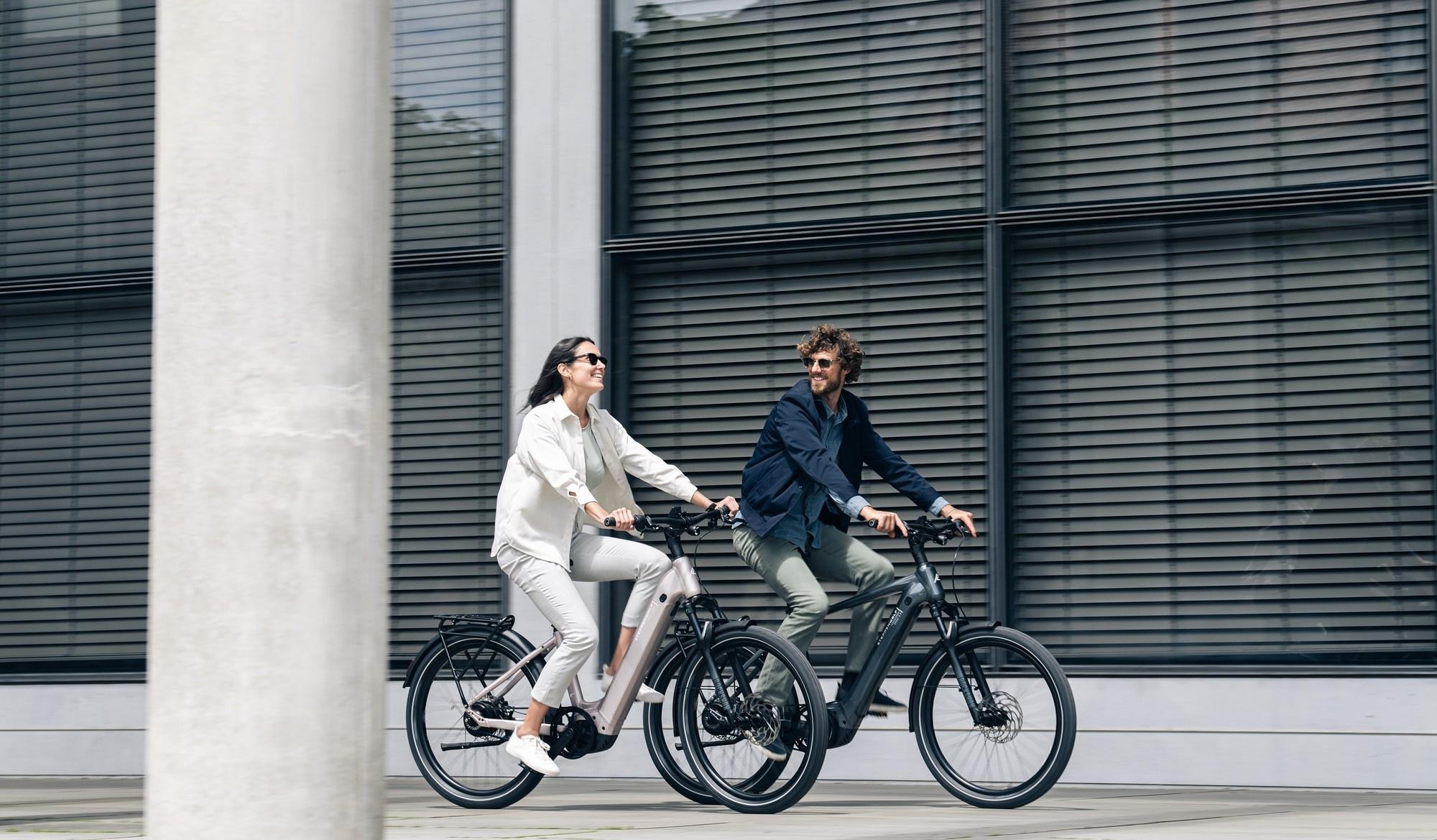 Das Bild zeigt zwei Personen die auf e-Bikes von Steppenwolf fahren