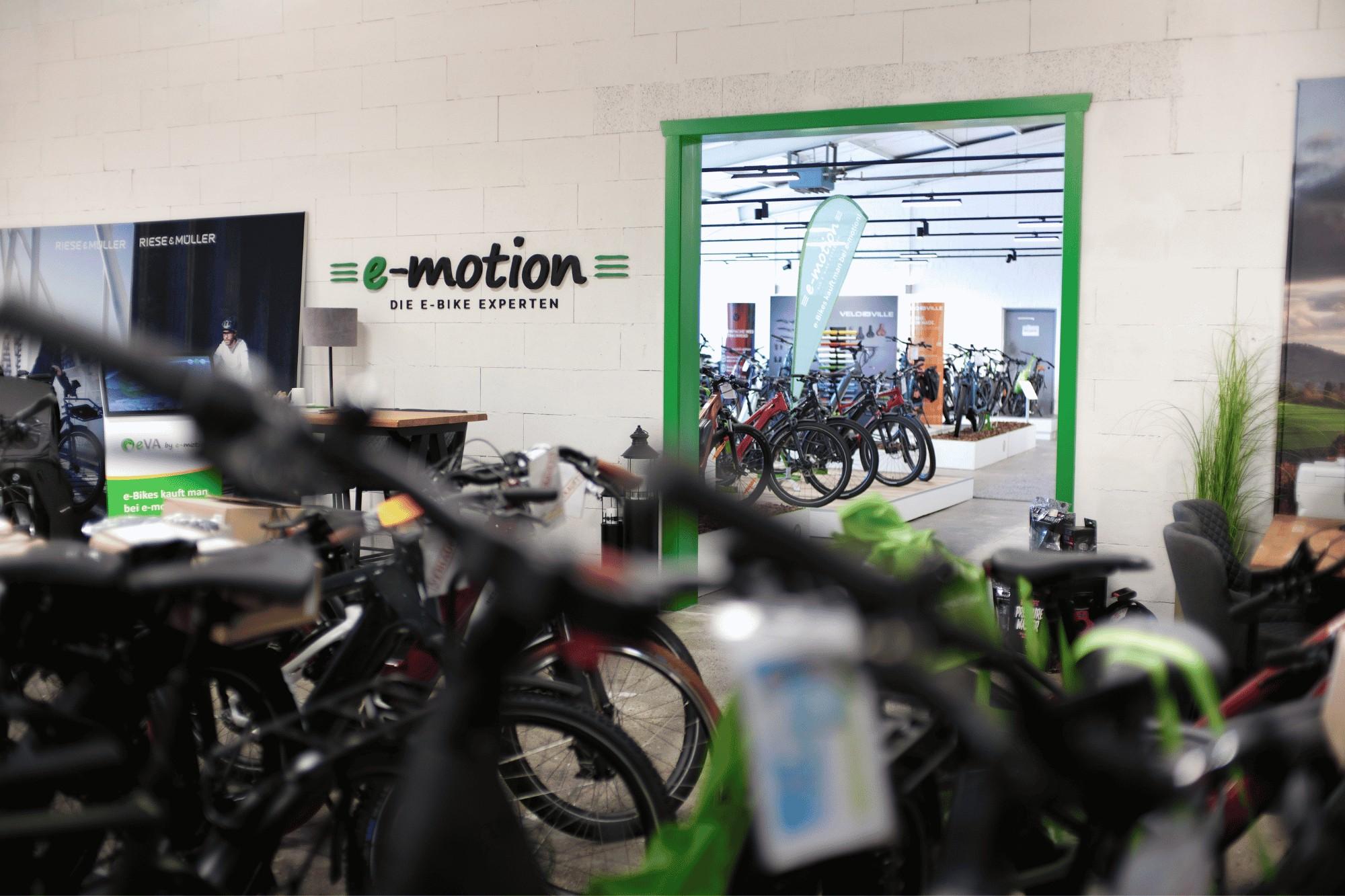 Es wird die Innenansicht des Shops in der Nordheide sowie verschiedene Bikes gezeigt