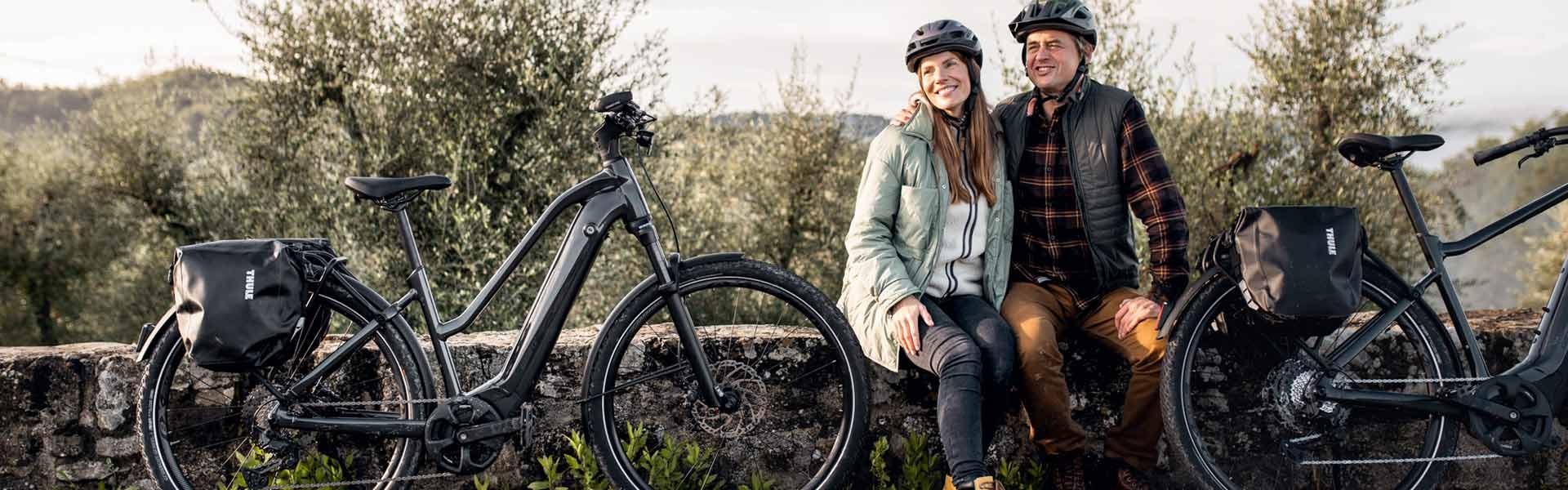 Ein Pärchen macht während einer Radtour mit einem Giant Trekking e-Bike eine kurze Pause.