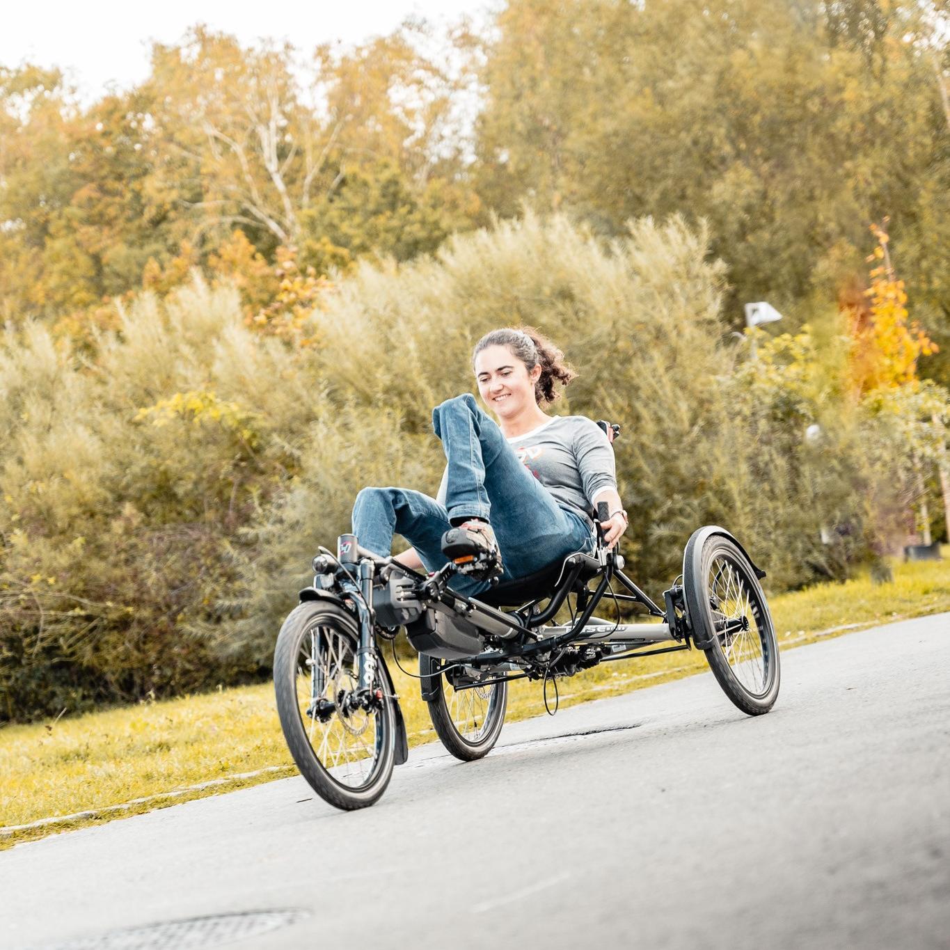 Frau fährt mit HASE Kettwiesel über die Straße