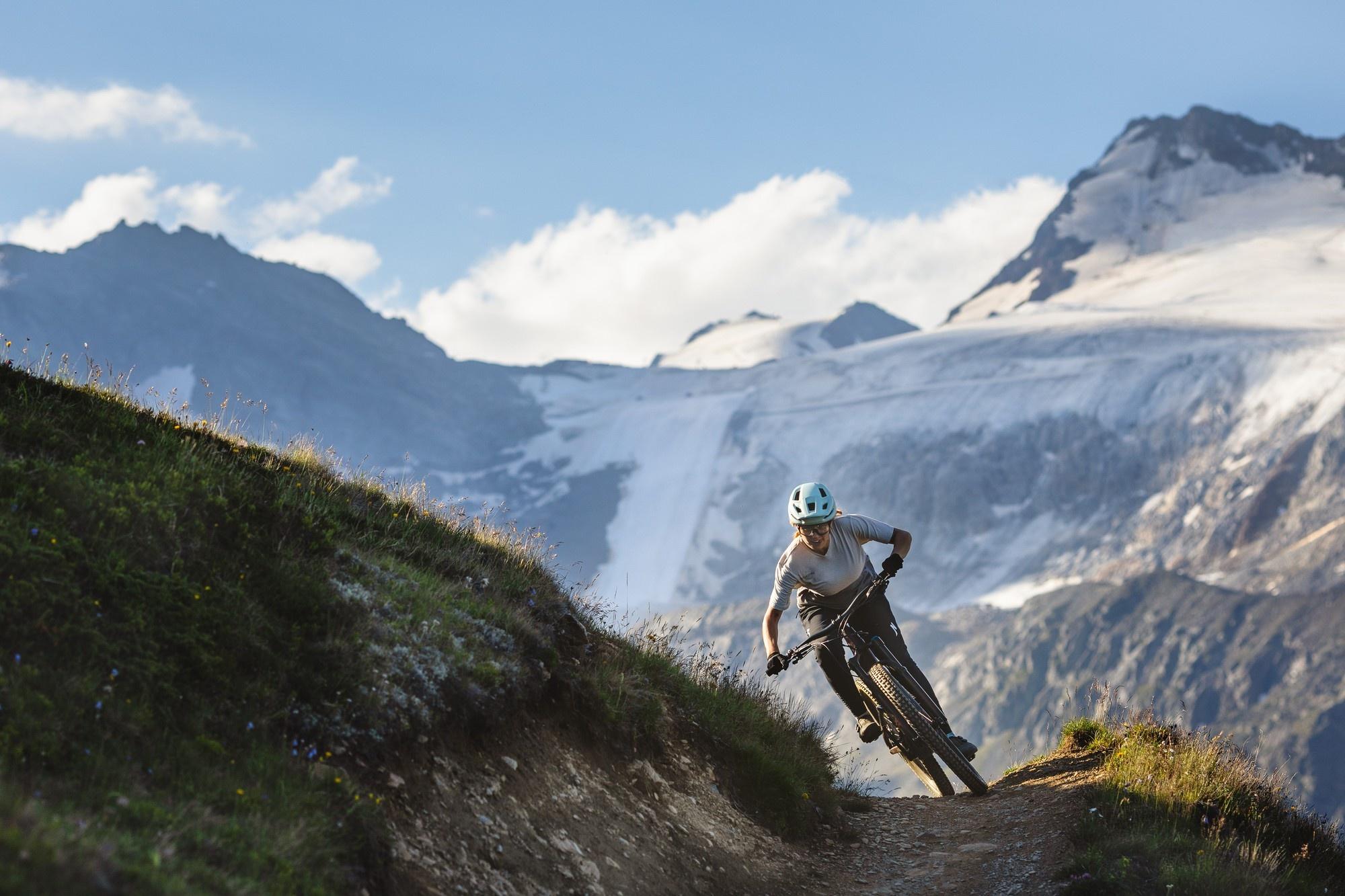 Ein Mountainbiker fährt mit seinem Specialized Turbo Levo SL e-Bike durchs Gebirge.