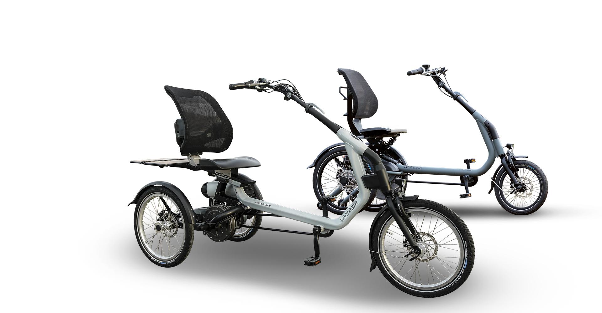 Ein Van Raam Easy Rider 3 steht vor einem Van Raam Easy Rider 2 in einem neutralen Raum