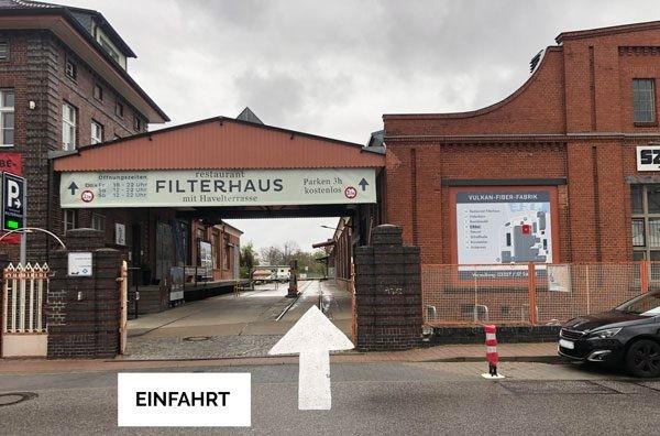 Das Bild zeigt die Einfahrt zur e-motion e-Bike Welt in Werder.