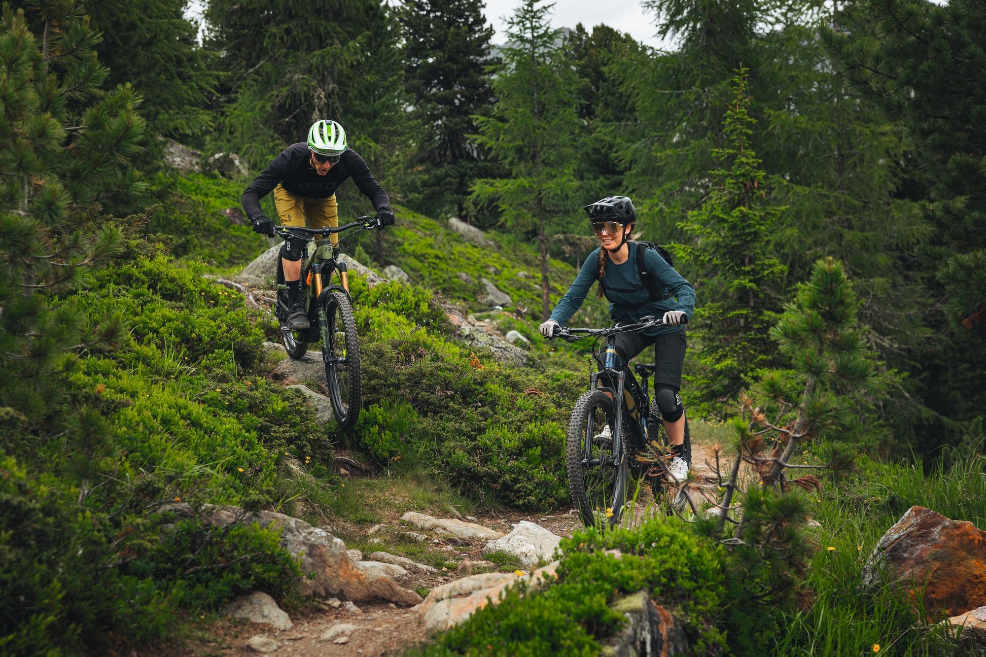 Entdecken Sie Abenteuer mit dem TrailRay E 11.0 und FullRay E-Seven 8.0 E-Bikes auf anspruchsvollen Trails.