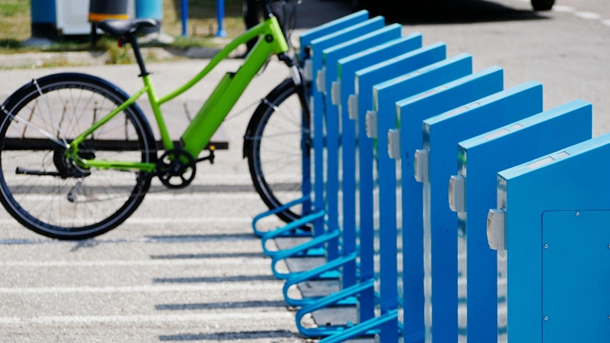 Moderne E-Bike Ladestation mit einem grünen E-Bike. Ideal für umweltfreundliche Mobilität und bequemes Laden unterw