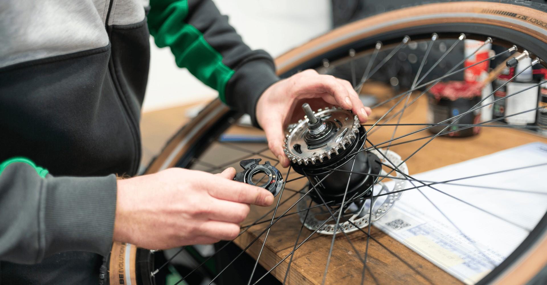 Werkstattmitarbeiter bei der Montage eines Rads