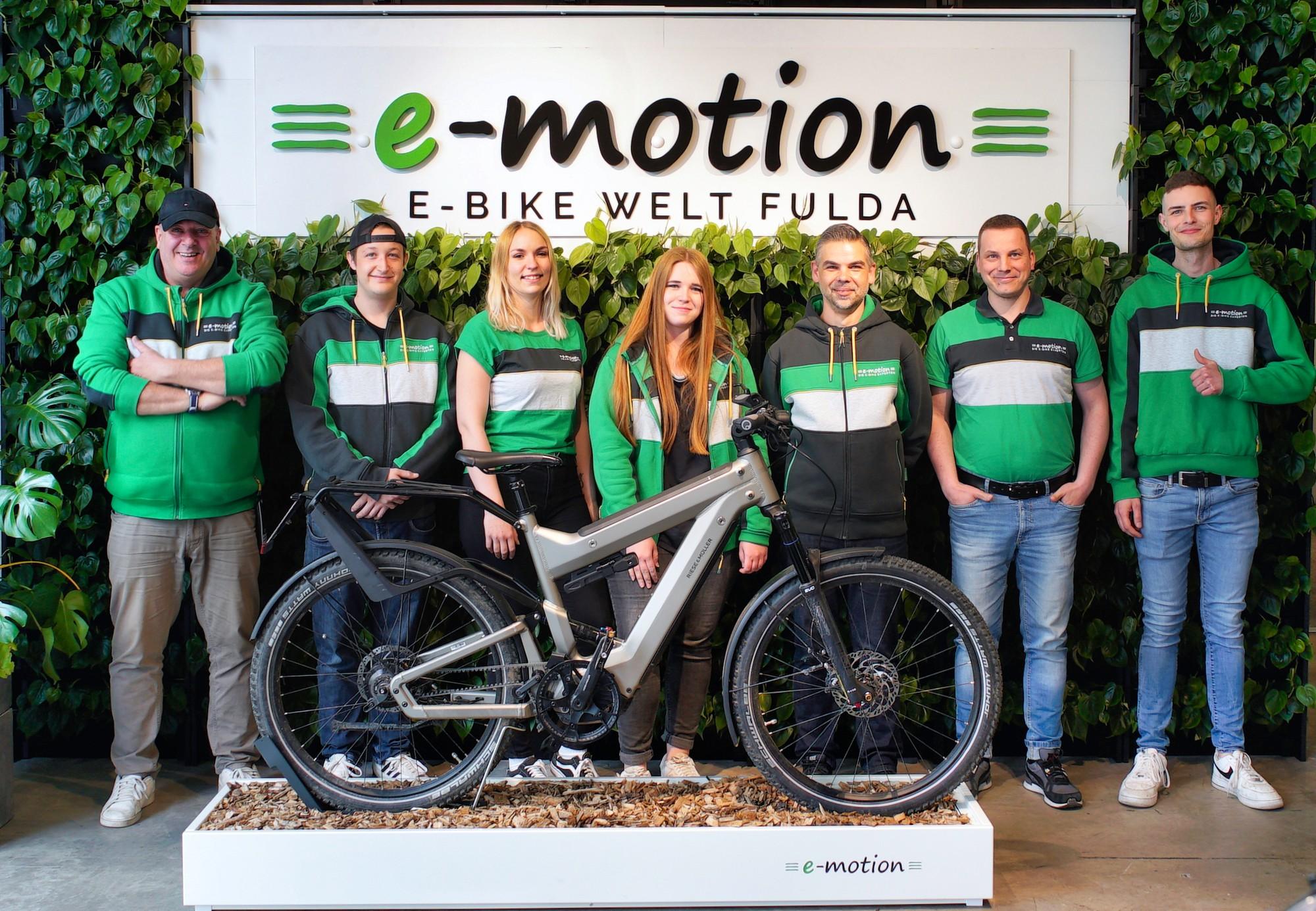 Das Bild zeigt das Team von der e-motion e-Bike Welt Fulda