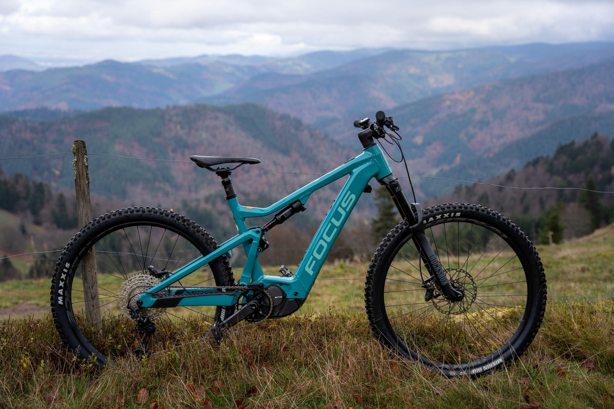 Erleben Sie das Focus Jam 7.8 E-Bike, perfekt für Abenteuer in der Natur. Robustes Design und leistungsstark für je