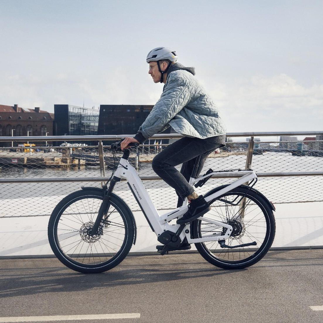 Person fährt mit dem Homage4 e-Bike die Straße entlang