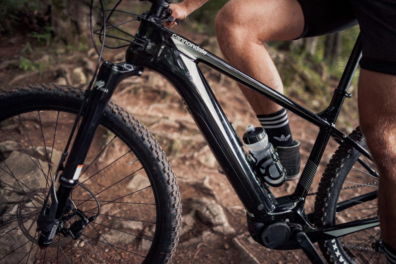 Entdecke das Cannondale Trail Neo E-Mountainbike für anspruchsvolles Gelände mit leistungsstarker Unterstützung.
