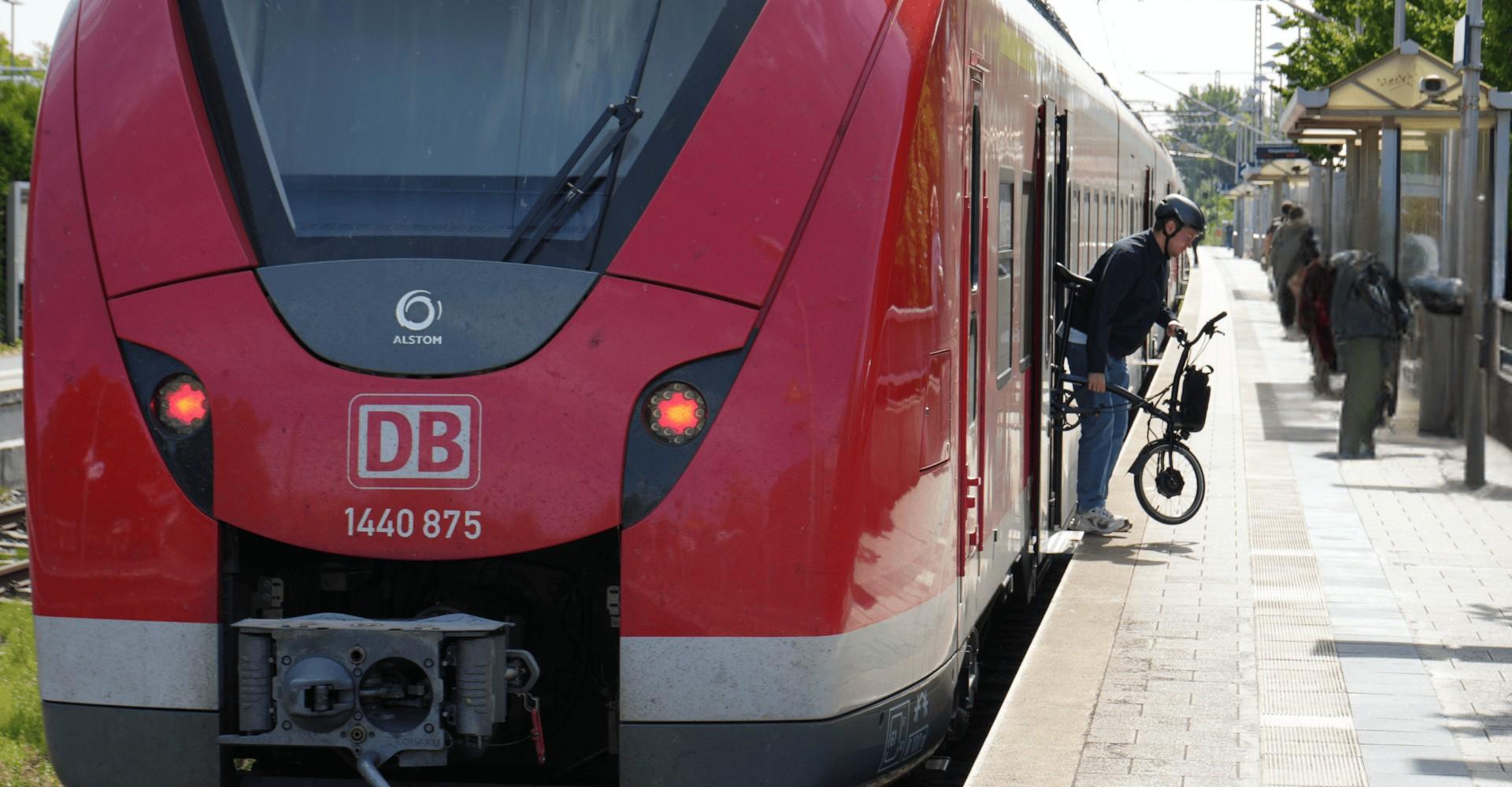 Ein Mann hebt ein e-Bike aus der Bahn