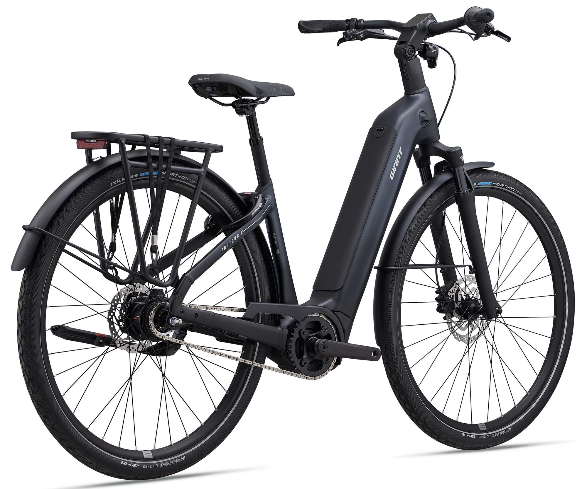 Ein Modellbild des e-Bikes Giant Anytour E+ 6, Farbe schwarz
