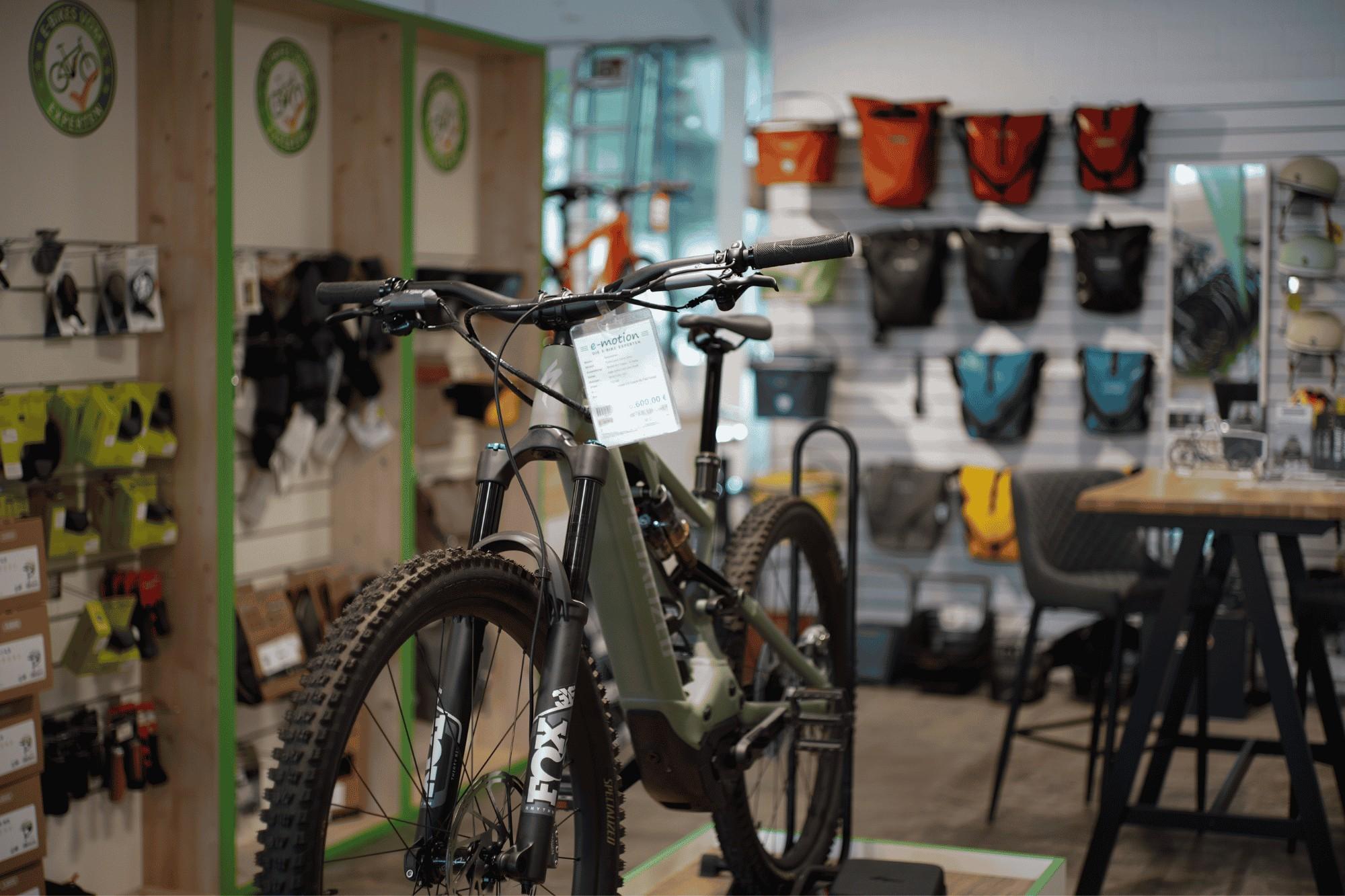 Ein Specialized Bike im Shop, im Hintergrund e-Bike Zubehör