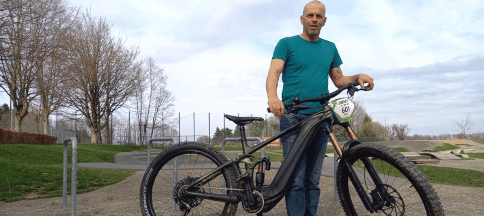 Auf dem Bild steht ein Mann, Michael Förster, neben einem Giant Reign E+ e-Bike.