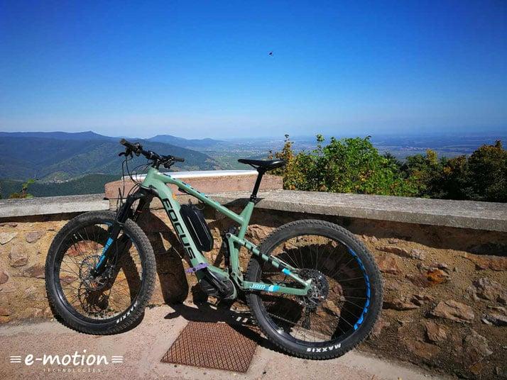 E-Mountainbike von Focus mit Alpenpanorama