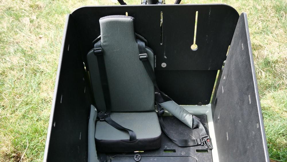 Das Bild zeigt das Innere einer E-Bike Transportbox, die speziell für den sicheren Transport von Personen oder Gepä