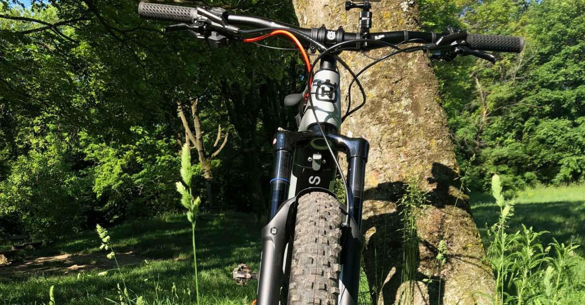 Das Bild zeigt das Husqvarna MC5, ein robustes e-Bike, das für den Einsatz im Gelände konzipiert ist. Die Frontansi