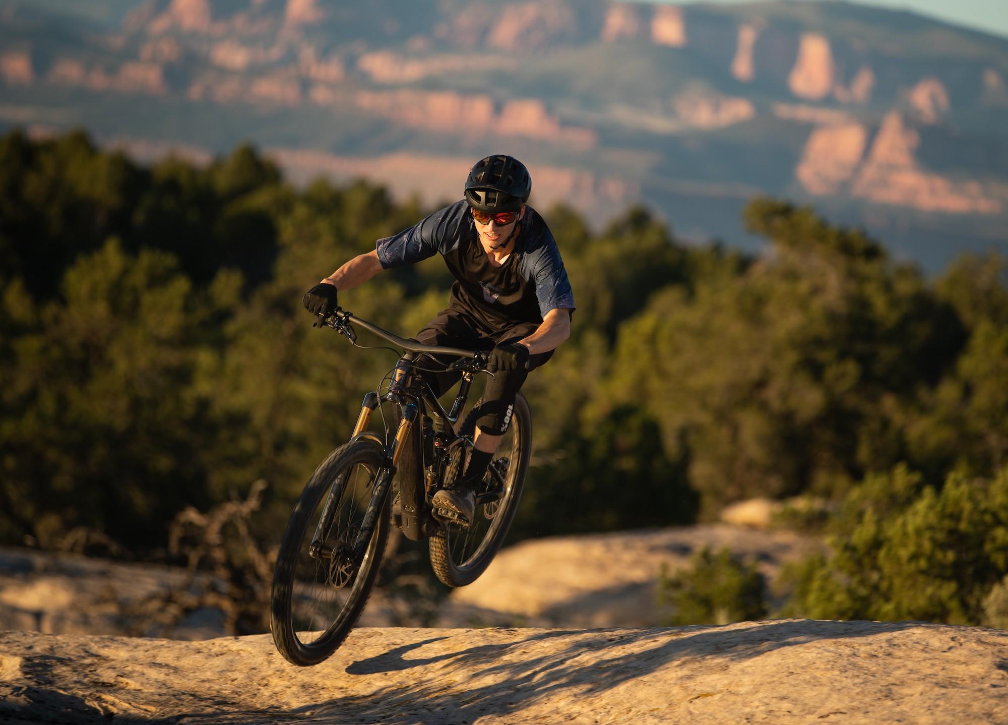 Eine Person fährt durch Gelände auf dem Giant Trance X Advanced E+ Elite e-MTB