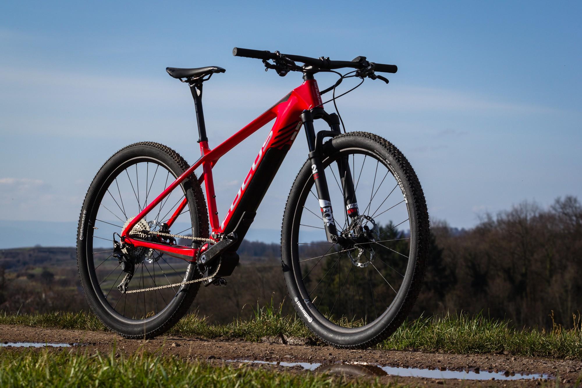 Das Focus Raven² Pro ist ein sportliches E-Mountainbike, das sich durch sein auffälliges rotes Design und die robus