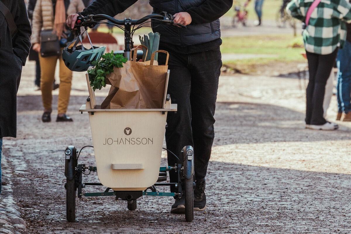 Das Johansson Lastenrad wird vollbeladen durch die Straßen geschoben