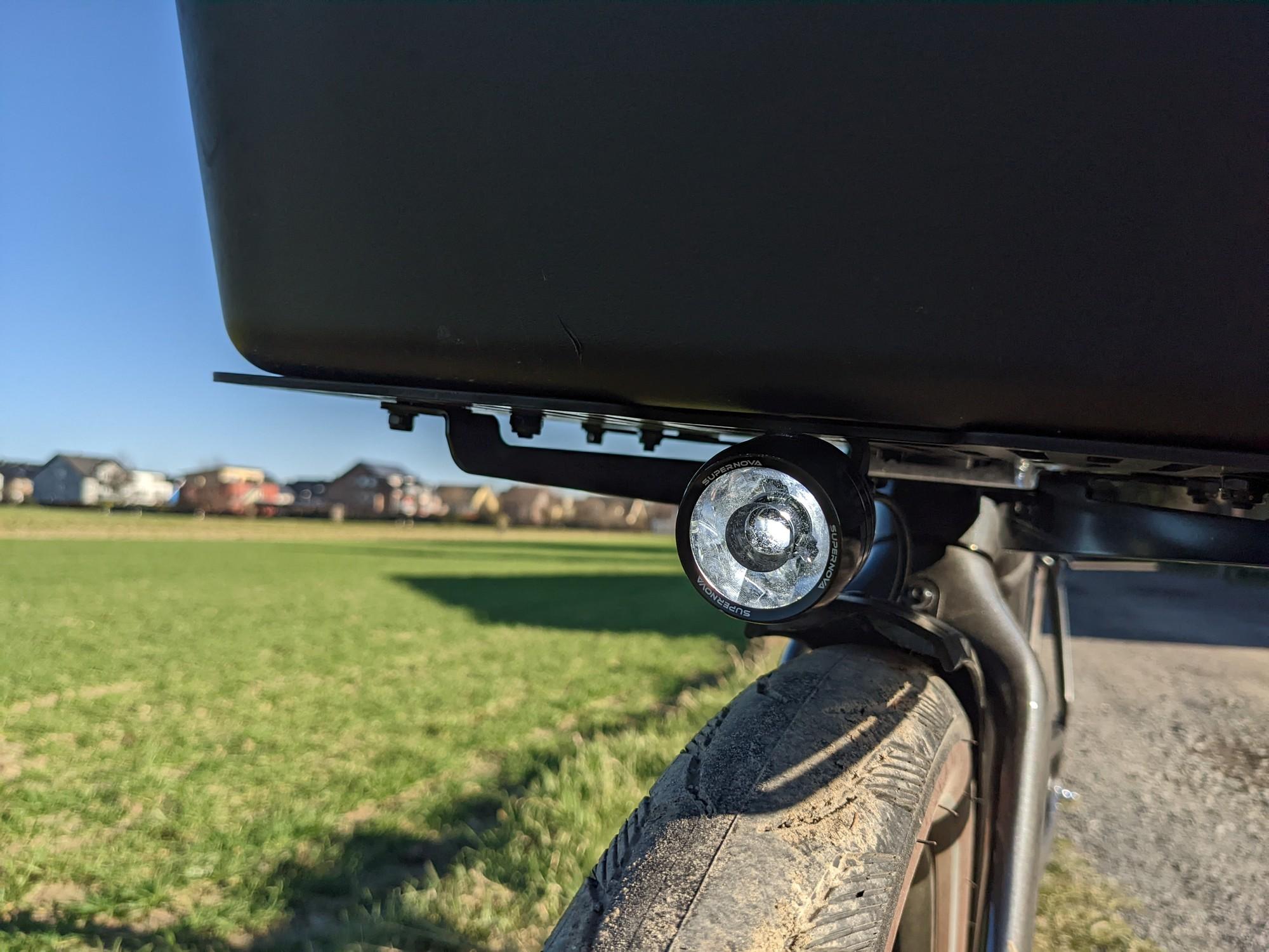 Das Bild zeigt das Frontlicht eines Specialized Turbo Como SL