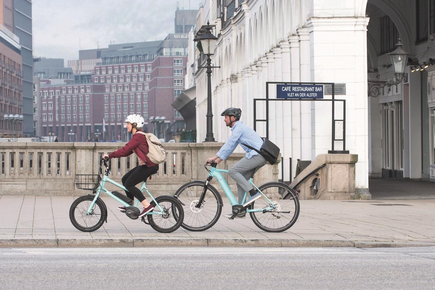 Zwei e-Bike Fahrer auf Bosch e-Bikes durch die Stadt