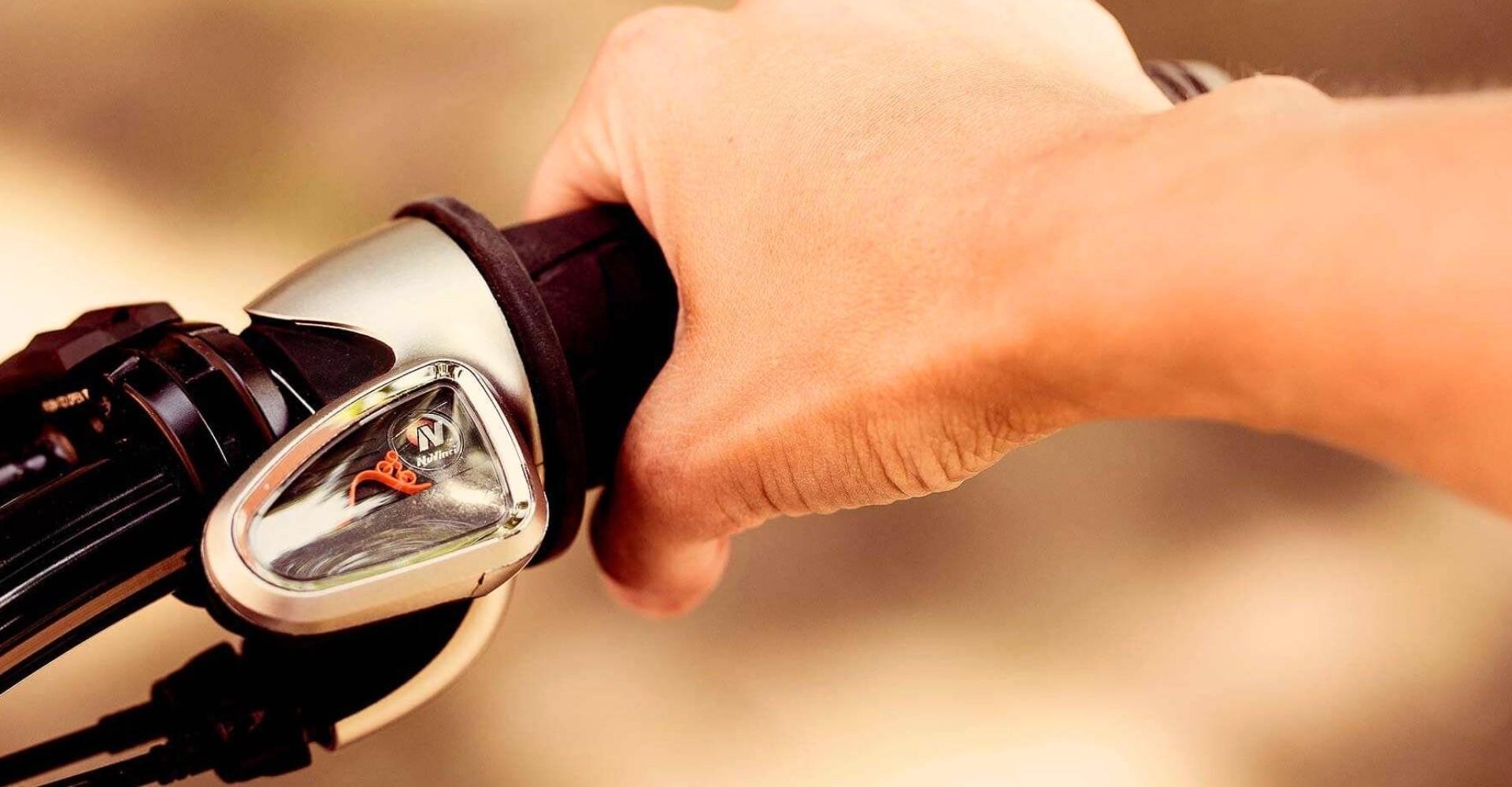 Eine Hand am Lenker zeigt die Nuvinci Schaltung
