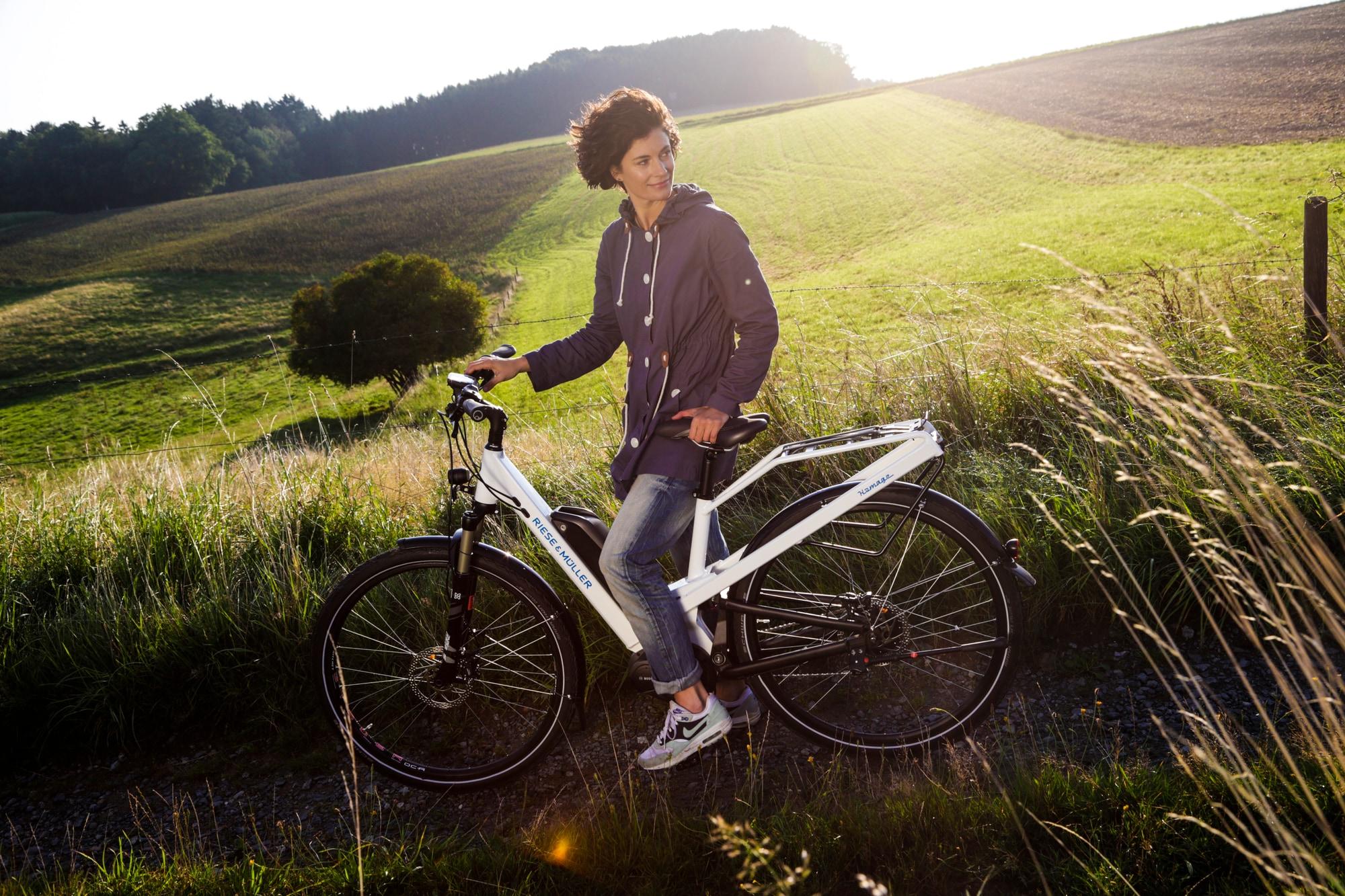 Entdecken Sie das Riese & Müller Homage 2017: Stilvolles E-Bike für entspannte Ausflüge in malerischer Landschaft.