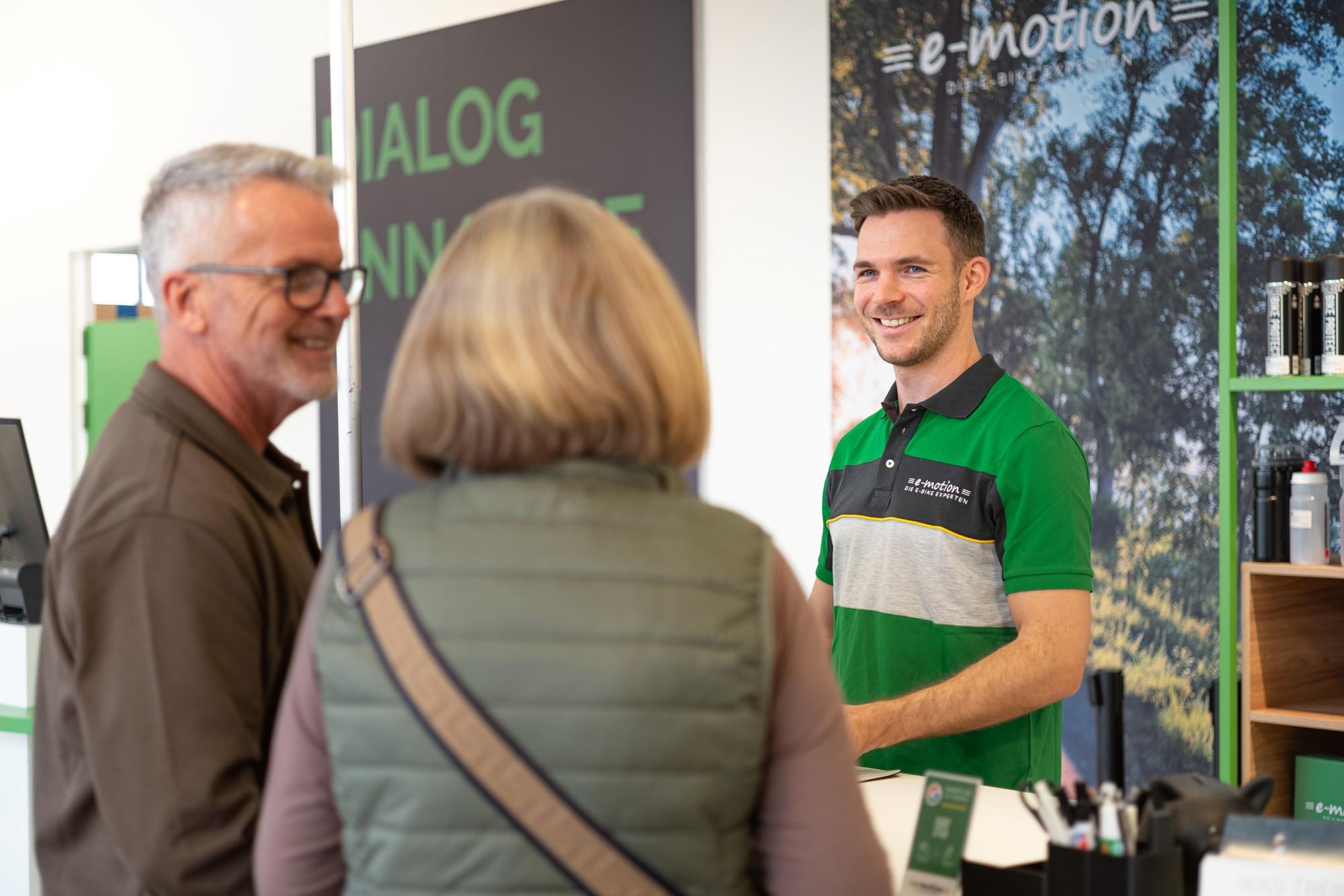 Das Bild zeigt eine Dialogannahme in einem e-motion e-Bike Shop.